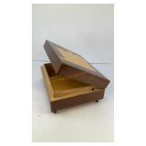 4.25'x6' Wood musical jewelry/trinket box (works)
