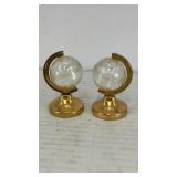 Plastic globe salt & pepper shakers 2.5' x 1.25'