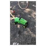 PLASTIC YOUTH JOHN DEERE TRACTOR
