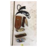 COLLECTION OF 4 LOCK BLADE KNIVES AND 1 FIXED BLAE