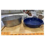 12" CAST IRON SKILLET & ALUNIUM COOK POT