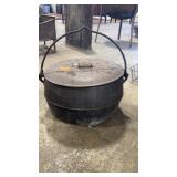 CAST IRON KETTLE W/ LID & HANDLE