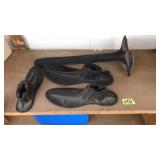 CAST IRON SHOE MOLDS & 1 STAND