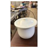 WHITE ENAMEL BEDPAN & WHITE ENAMEL CHAMBER POT