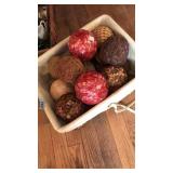 BASKET W DECORATIVE BALLS