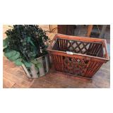 2 DECORATIVE BASKETS & WREATHS