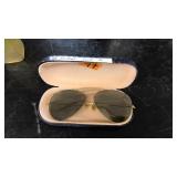 PAIR OF RAYBAN AVIATOR SUNGLASSES
