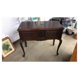 MAHOGANY QUEEN ANNES SIDE TABLE W/KEY
