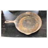 GRISWOLD 8 IN CAST IRON SKILLET