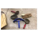 HORSE BRUSHES & CURRY COMBS