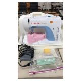 SINGER SIMPLE SEWING MACHINE W/MANUAL