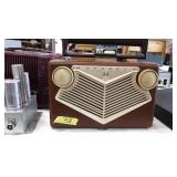 MOTOROLA 56B1A PORTABLE AM VACUUM TUBE RADIO