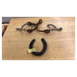 PAIR OF CHILDS SPURS & HORSESHOE