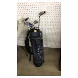 SET OF NIKE CHILD GOLF CLUBS W/BAG