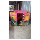 VNTG. 1968 MATTEL BARBIE FOLD OUT HOUSE PLAYSET