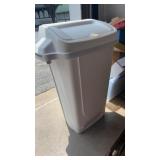 WHITE KITCHEN TRASHCAN WITH LID