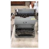 ROYAL VINTAGE TYPE WRITER