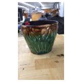 VINTAGE ROSEVILLE PLANTER POT