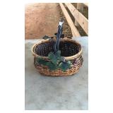 METAL & WICKER DECORATIVE GRAPE BASKET