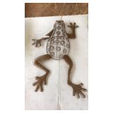 METAL DECORATIVE FROG