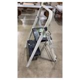 2 FT FOLDING STEP LADDER
