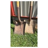 2 SQUARE SHOVELS
