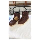 RED WING MENS SIZE 9.5 WORK BOOTS, NEW