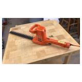 B&D ELECTRIC HEDGE TRIMMER