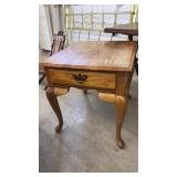 BROYHILL FURNITURE END TABLE