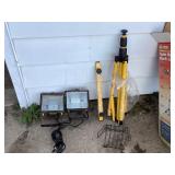 Twin head halogen work light. Needs a bulb.