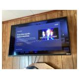 Vizio 39" Tv with Remote & Wall Bracket, works