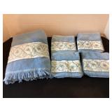 4 Cannon Cavalier wash cloths & a bath towel