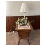 End table, lamp & decor