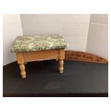 Flip top stool & 'Rejoice in the Lord' plaque