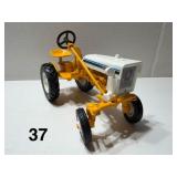 International Harvester Cub, ERTL, Red, 1/16 Dieca