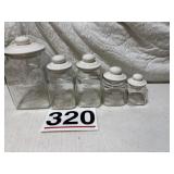 Canister set 5 one lid is chipped