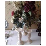 Vase with flowers and 2 candle pillars