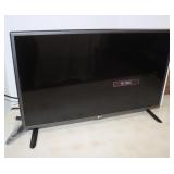 LG 32" T.V. Mo. 32LF5600 w/ Remote, Works