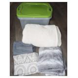 1) 90x90' Blanket & 3 Throw Blankets