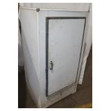 Sanitary Refrigerator Co. Icebox; 25.5x19x49'