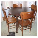 Round Dining Table w/ 4 Chairs & 2 leaves