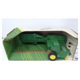 1/16 John Deere 348 Square Baler w/2 BalesErtl