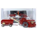 1/16 Farmall 560 w/2-MH Corn Picker - Precision 14