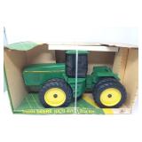 1/16 John Deere 8870 4WD Tractor - NIB Box is