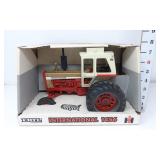 1/16 International 1456 Gold Demonstrator -