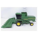 1/24 John Deere Titan II Combine w/Corn Head -