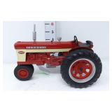 1/16 McCormick Farmall 460 w/NF
