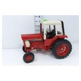 1/16 International 1586 w/White Cab