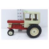 1/16 McCormick Farmall 560 w/White Cab