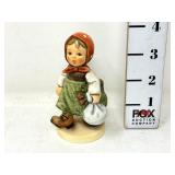 Goebel Hummel "Grandmas Girl" #561-1st Issue 1991